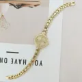 Exquisite Damen Quarz Uhr in Gold mit Strass Steinen, elegante Armbanduhr Detailansicht. - Goldenes Gehäuse Gold Zifferblatt