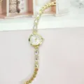 Detailansicht der goldenen Damen Quarzuhr mit Strass Kristall Armband und rundem Zifferblatt. - Gold Weiß