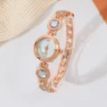 Nahaufnahme einer eleganten roségoldenen Damen Quarzarmbanduhr mit Kristall- und Armbanddetails. - Roségold Weiß