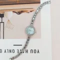 Silberne Strass Quarzuhr für Damen mit hellblauem Zifferblatt und elegantem Armband. - Silbergehäuse Blau