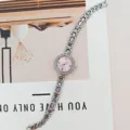 Elegante Damen Quarzarmbanduhr mit rosa Zifferblatt und glänzendem silbernem Strass Armband. - Silbernes Gehäuse Lilafarbenes Zifferblatt