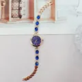 Detailaufnahme der Luxus Damen Quarzuhr mit blauen Tropfen Strasssteinen und Roségold Armband. - Roségold Blau