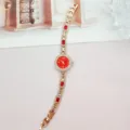 Elegante Damen Quarzarmbanduhr mit rotem Zifferblatt, glänzenden Strasssteinen und Armband. - Roségold Rot