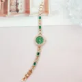 Detailaufnahme der Damen Roségold Quarzuhr mit grünem Zifferblatt und Steinarmband. - Roségold Grün