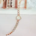 Exquisite Damen Quarzarmbanduhr mit funkelnden Strasssteinen, elegante Roségold Detailansicht. - Roségold Weiß