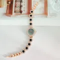 Elegante roségoldene Damen Quarzuhr Strass schwarze Blumen Gliederarmband Detailansicht - Roségold Schwarz