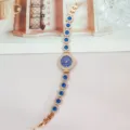 Roségoldfarbene Quarz-Armbanduhr mit blauen runden Edelsteinen und glänzenden Strasssteinen. - Roségold Blau