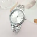 Zilveren strass kwartshorloge met schitterende kristallen bezel en elegante stalen band. - Zilver