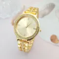 Gedetailleerde close-up van een luxe gouden strass-kwartshorloge met sprankelende details. - Goud