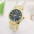 Vista dettagliata dell'orologio al quarzo dorato con quadrante nero e lunetta in strass. - Oro Nero Uomo