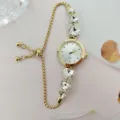 Nahaufnahme einer luxuriösen goldenen Damen Quarzurhr mit Herz Strasssteinen und Schiebekette. - Gold Weiß