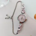 Nahaufnahme Detail der Damen Quarzuhr mit rosa Herz Kristall Anhängern und Kette. - Silber-Rosa