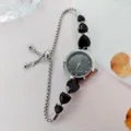 Nahaufnahme des Damen Quarzuhren Details mit schwarzen Herz Kristallen und Silberkette. - Silber Schwarz