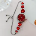 Damen Quarzarmbanduhr mit roten Herz-Strasssteinen und eleganter verstellbarer Silberkette. - Silber Rot