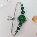 Elegante Damen Quarzarmbanduhr mit grünen Herz Kristallen und verstellbarer Schiebe-Kette. - Silber/Grün