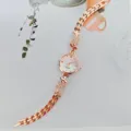 Nahaufnahme der roségoldenen Damen Quarzarmbanduhr mit Strass Schmetterling Anhänger. - Roségold Weiß