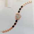 Orologio al quarzo da donna oro rosa con quadrante rettangolare, strass e bracciale nero. - Oro Rosa Nero