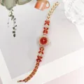 Damen Quarzarmbanduhr mit roten Kristallblüten, goldfarbenem Metallarmband und Zifferblatt. - Roségold Rot