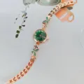 Nahaufnahme Damen Quarzuhr mit grünem Zifferblatt, Roségold Armband und Schmetterling Strass. - Roségold Grün