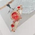 Primo piano dettaglio orologio donna oro rosa quadrante rosso strass cuore maglie. - Oro Rosa Rosso