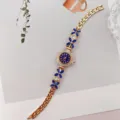 Elegante Damen Quarzarmbanduhr mit blauen Kristallblüten und goldenem Gliederarmband. - Roségold Blau