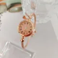 Elegante reloj de cuarzo para mujer oro rosa con pulsera rigida numeros romanos chic - Números Romanos / Rosa oro