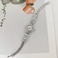 Damen Quarz Armbanduhr mit glitzernden Strassblumen und silberner Metallgliederarmband. - Silber