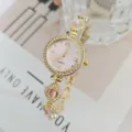 Elegante Damen Quarzuhr mit rosafarbenem Zifferblatt Strasslünette und schickem Armband. - Gold Rosa