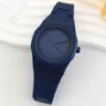 Orologio al quarzo in plastica blu scuro dettaglio, design ottagonale minimalista. - Blu