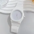 Primo piano dettagliato di un orologio al quarzo in plastica bianca dal design minimalista. - Bianco