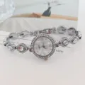 Elegante Damen Quarzuhr mit funkelnden Strasssteinen Armbandstil schickes Accessoire - Silber Weiß