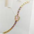 Primo piano dettagliato di un orologio al quarzo quadrato con strass e maglie in cristallo viola. - Oro Viola