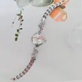 Elegante Damen Quarzuhr mit Kristall Schmetterling Armband, stilvolle Strass Armbanduhr. - Silber