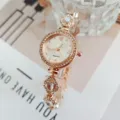 Elegante Roségold Quarzuhr mit funkelnden Strasssteinen und schicken Kleeblatt-Armbändern für Damen. - Roségold Weiß