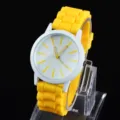 Nahaufnahme des stilvollen gelben Silikonarmband-Quarzuhr mit weißem Zifferblatt und Markierungen. - Gelb