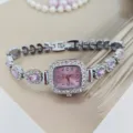 Exquisite quadratische Damen Quarzuhr mit Zirkonia, rosa Zifferblatt und feinem Armband. - Silber Violett