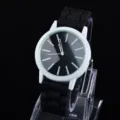 Minimalistische schwarze Quarzarmbanduhr mit Silikonarmband fuer Damen und Herren Detailansicht. - Schwarz