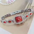 Nahaufnahme des roten quadratischen Zifferblatts Quarzuhren mit funkelnden Strasssteinen Armband. - Silber Rot