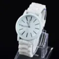 Detailaufnahme einer weißen Silikonarmbanduhr mit Quarzwerk und minimalistischem runden Zifferblatt. - Weiß