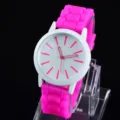 Detailansicht modischer Unisex Silikon QuarzUhr mit weißem Zifferblatt und rosa Armband. - Fuchsia