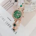 Elegante Damen Quarzwatch mit gruenem Zifferblatt Rosegold Gehaeuse und Stein Armband. - Roségold Grün