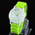 Grüne Silikonarmband Quarzwatch mit weißem runden Zifferblatt und minimalistischen Indizes. - Grasgrün