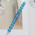 Gedetailleerd overzicht van dames blauw kristal quartz horloge met rechthoekige wijzerplaat. - Zilver Blauw