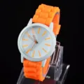 Nahaufnahme Detailansicht der minimalistischen Quarzarmbanduhr mit orangefarbenem Silikonarmband. - Orange