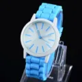 Minimalistische blaue Silikonarmband Quarzarmbanduhr mit weißem Zifferblatt und Strichindexen für Alltag. - Hellblau