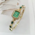 Luxus Damen Quarzuhr mit grünem quadratischem Zifferblatt Strasslünette und Edelstein Armband. - Grün