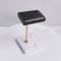 Luxe marmeren basis horloge display standaard met metalen stang en zwart lederen kussen - Witte marmeren voet met gouden stang