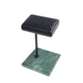 Groene marmeren basis horloge display stand detail met zwarte lederen kussen en metalen stang. - Groene marmeren voet met zwarte stang