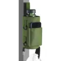 Detail van magnetische fitness waterfles tas met telefoonvak en handdoekhaak voor sport. - 6 Magneten + Siliconen Gesp / Legergroen