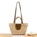 Borsa tote in paglia intrecciata a mano con manici e patta in pelle PU per l'uso quotidiano. - Stile a Mano e Spalla / Colore dell'immagine principale
